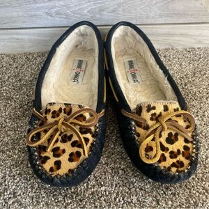 Minnetonka Cally leopard print suede bow slip on plush pile penny loafer flats 6